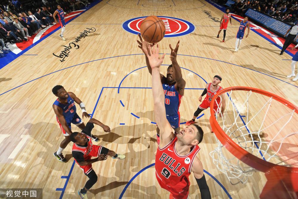 起威胁性的 起威胁性的